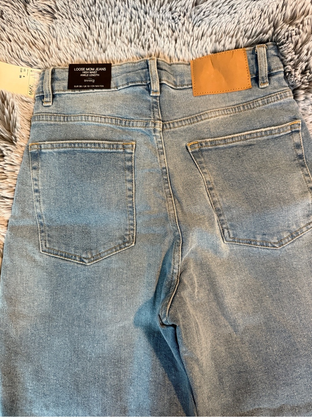 H&M Light Blue High-Waist Jeans - Picture 4 of 4